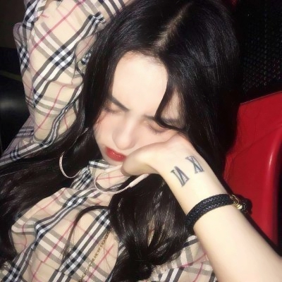 36张高清好看的丧气女生真人头像 唯美又有气质