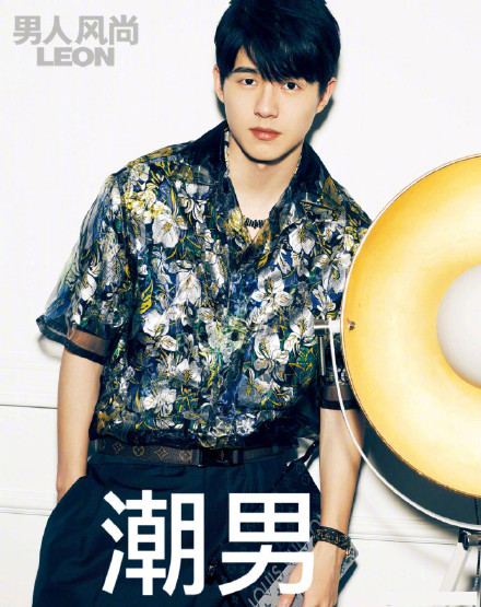 刘昊然解锁男生九种自拍姿势 同款表情包直接用