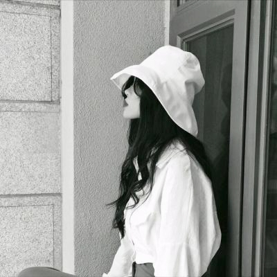 超拽又霸气！22张高清女生黑白头像合集