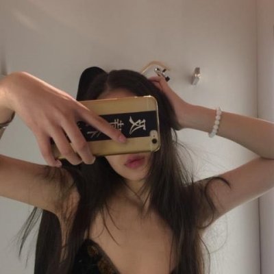 13张高清霸气拿手机女生头像合集