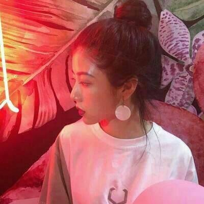 女生红色系QQ头像来啦！16张高清时尚范的潮流女头合集