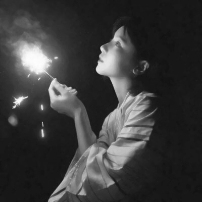 12张高清超酷黑白女生头像 直接存就能用