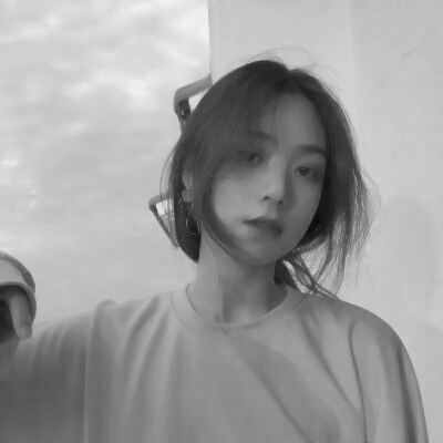 女生黑白高清头像合集 31张好看的黑白女生头像分享