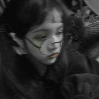 18张高清黑白女生头像合集 质感拉满的氛围感头像