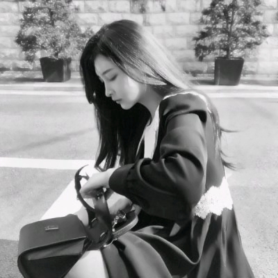 32张高清伤感黑白女生头像 适合当微信头像用