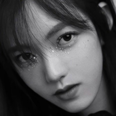 9张高清黑白颓废女生头像 带着孤独感的伤感头像合集