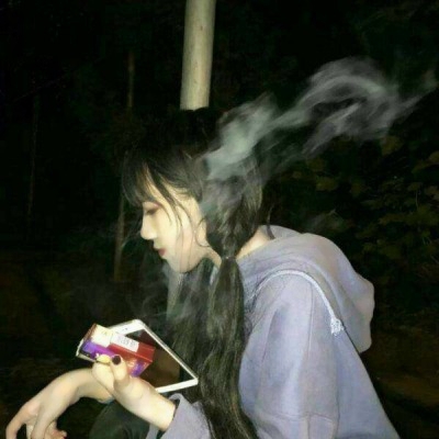 霸气拽酷吸烟女生头像 21张高清好看的女生抽烟头像合集