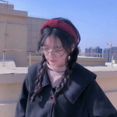 15张简约干净的女生唯美微信头像 高清无水印
