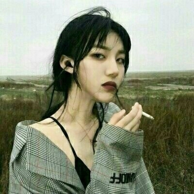 霸气拽酷吸烟女生头像 21张高清好看的女生抽烟头像合集