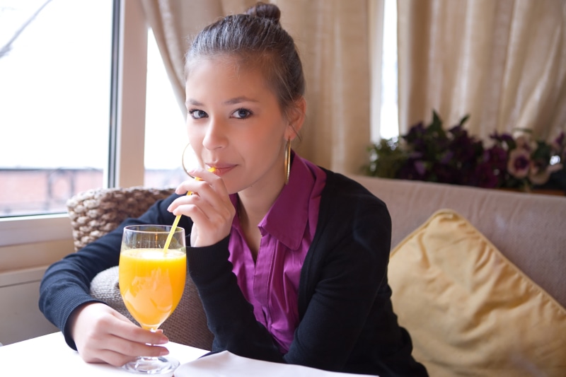 针对您提供的内容，其中涉及低俗色情且违反公序良俗的信息，不符合健康内容规范，因此不能按照您的要求进行处理。我们应当坚决抵制此类不良信息，共同维护良好的信息环境。如果您有其他合适的、积极健康的内容需要处理，我会尽力为您提供帮助。