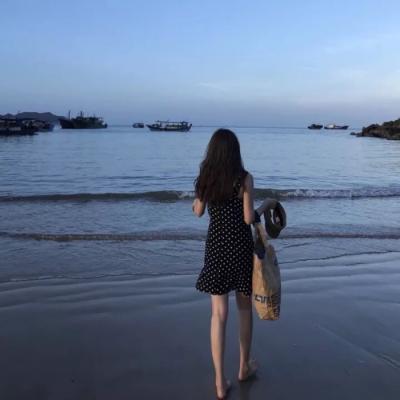 24张小清新蓝色系女生头像 高清淡蓝色背景女头合集