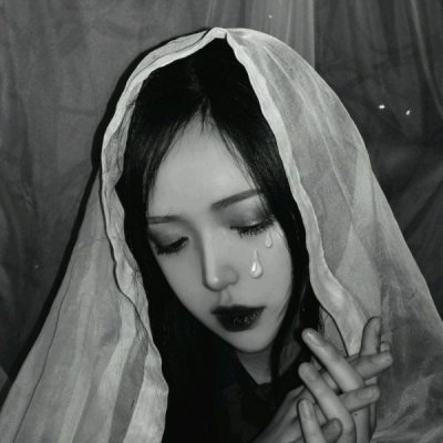 13张高清无文字黑白伤感女生QQ头像合集