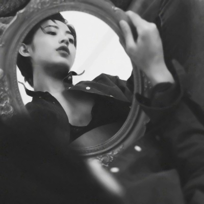 9张高清黑白颓废女生头像 带着孤独感的伤感头像合集