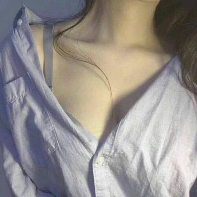 不露脸也能氛围感拉满！18张高清露锁骨女生性感头像合集