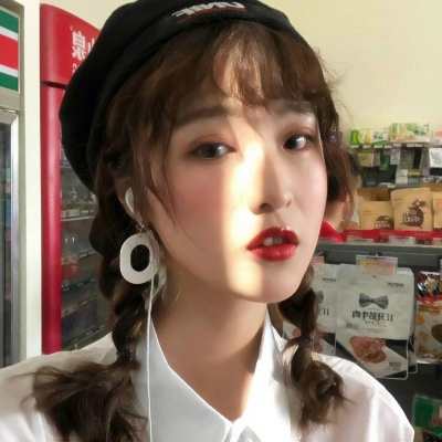 31张无水印搞怪女生头像！高清可爱又潮流