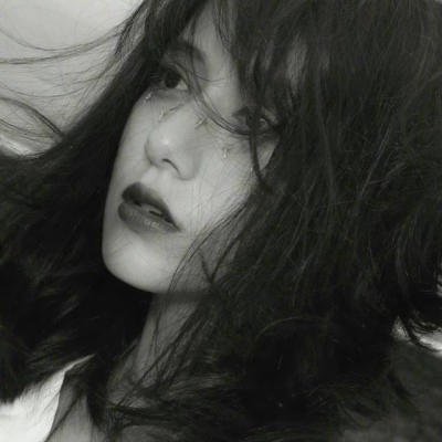9张高清黑白颓废女生头像 带着孤独感的伤感头像合集