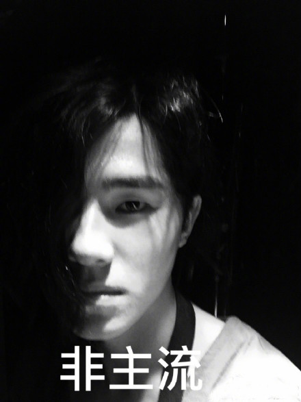 刘昊然解锁男生九种自拍姿势 同款表情包直接用