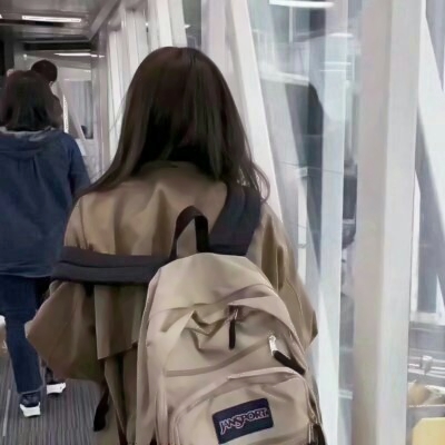 11张高清好看的背包女生背影头像合集