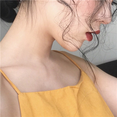 不露脸也能氛围感拉满！18张高清露锁骨女生性感头像合集