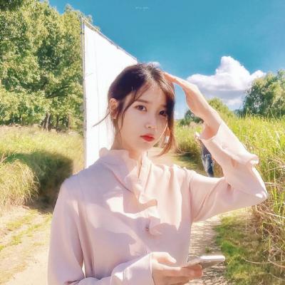 24张小清新蓝色系女生头像 高清淡蓝色背景女头合集