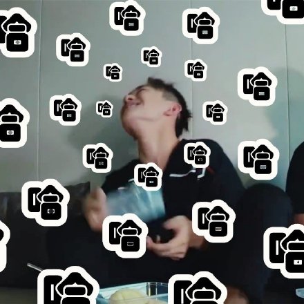 易烊千玺笑到脸变形！这套表情包太有梗了