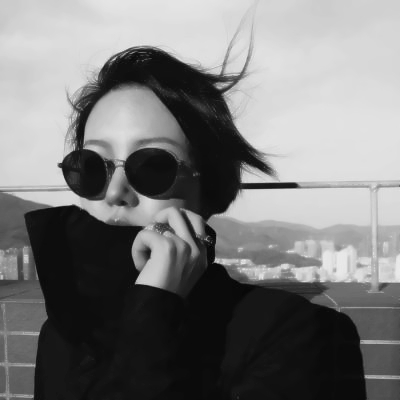 超拽又霸气！22张高清女生黑白头像合集