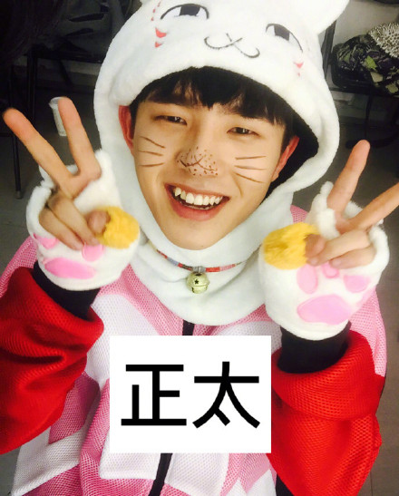 刘昊然解锁男生九种自拍姿势 同款表情包直接用