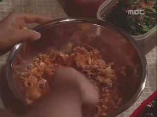 陪男友吃饭vs独自在家吃饭，这组表情包太真实了