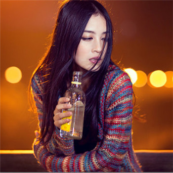 深夜街头买醉的女生伤感喝酒头像 共8张高清图