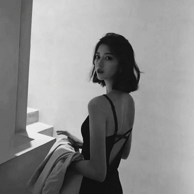 18张高清高冷气质女生黑白头像合集