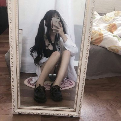 13张高清霸气拿手机女生头像合集