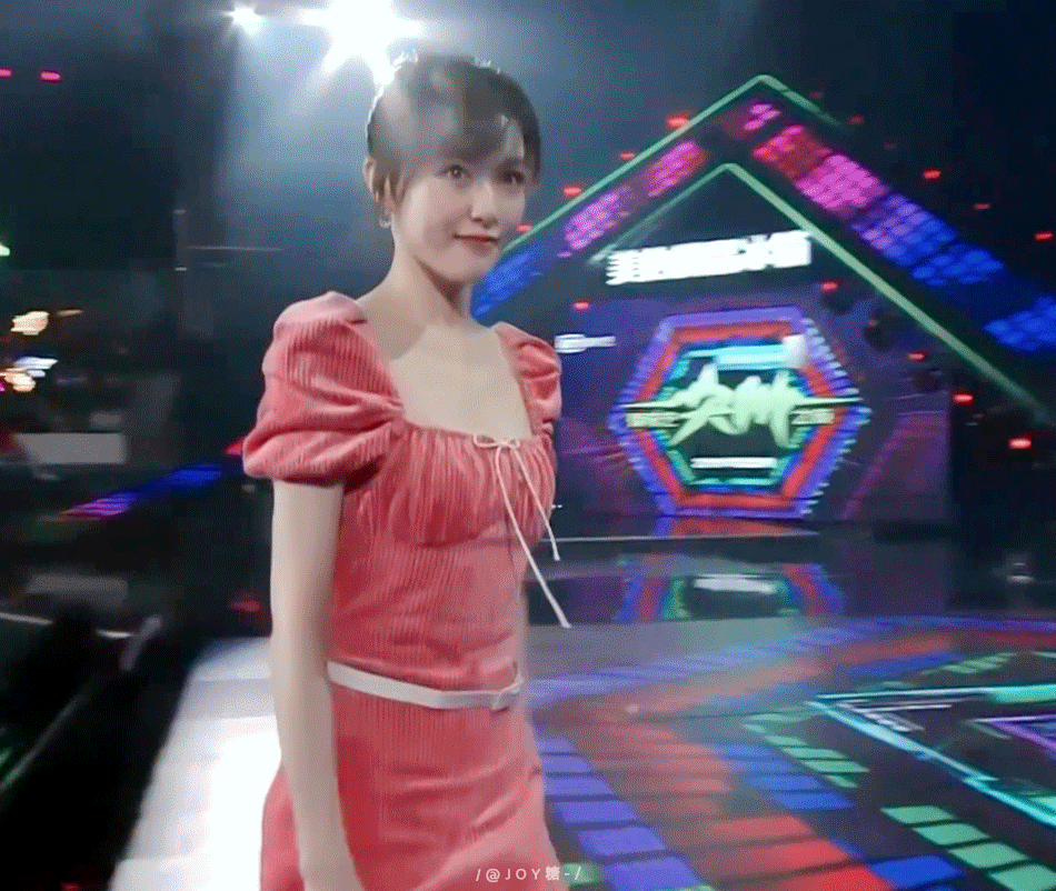 唐嫣浅笑起身动图释出 仪态仙气十足