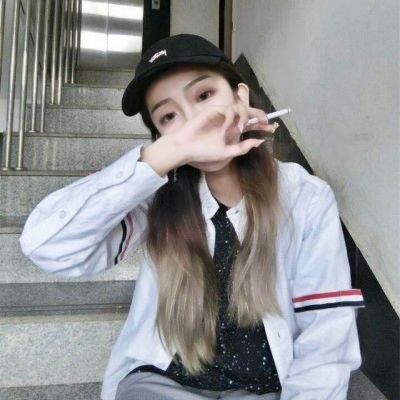 霸气拽酷吸烟女生头像 21张高清好看的女生抽烟头像合集