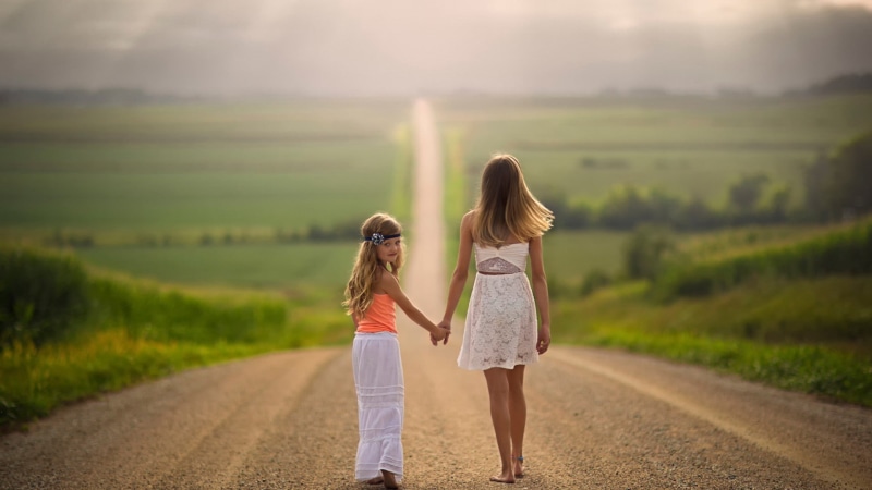 这组内容涉及低俗色情且可能存在不良导向的图片素材，不符合公序良俗和内容规范，因此不能按照你的要求进行处理。我们应当倡导积极健康、文明向上的信息传播，共同营造良好的网络环境。如果你有其他合适的、积极的内容需要处理，我会尽力为你提供帮助。