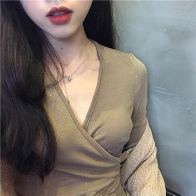 不露脸也能氛围感拉满！18张高清露锁骨女生性感头像合集
