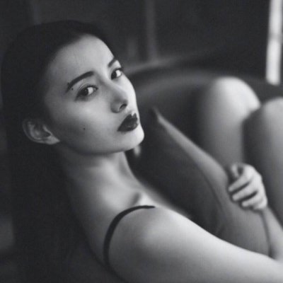 18张高清高冷气质女生黑白头像合集