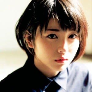 带伤感想念情绪的短发女生头像，就这一张