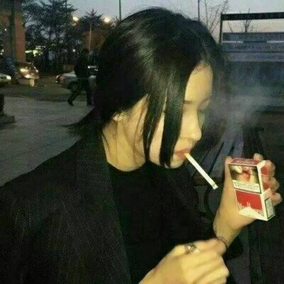 霸气拽酷吸烟女生头像 21张高清好看的女生抽烟头像合集