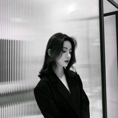 18张高清高冷气质女生黑白头像合集