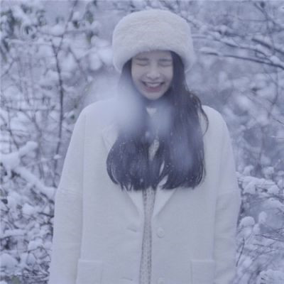 20张冬日氛围感女生头像 穿冬装的冬日美女头像合集
