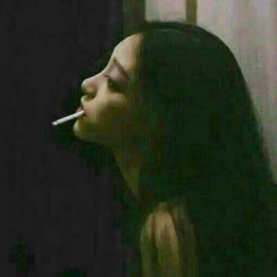 霸气拽酷吸烟女生头像 21张高清好看的女生抽烟头像合集