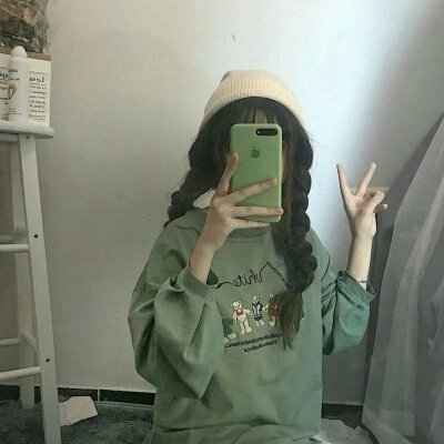 13张高清霸气拿手机女生头像合集