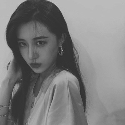 10张超酷长发女生黑白冷酷头像 高清无水印分享