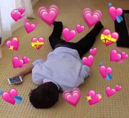 被爱心包围的聊天表情包来啦