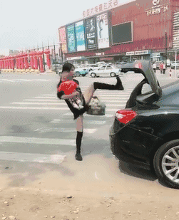 没大长腿别轻易一字马关后备箱