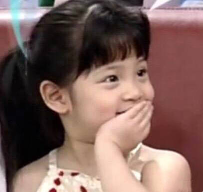 欧阳娜娜童年软萌造型太圈粉，直接拿来当头像刚刚好