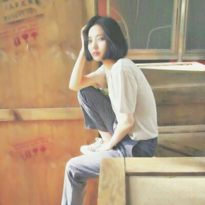 20张高清唯美短发女生微信头像合集