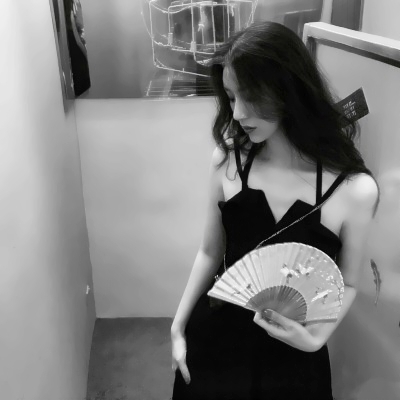 23张高清黑白高冷侧脸女生头像合集