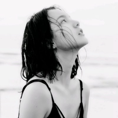 32张高清伤感黑白女生头像 适合当微信头像用