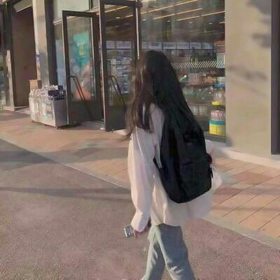 11张高清好看的背包女生背影头像合集
